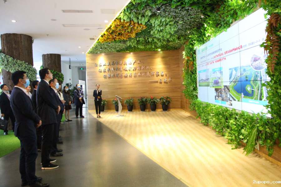 考察团听取天府农博园规划和有关项目情况介绍.png 考察团听取天府农博园规划和有关项目情况介绍.png