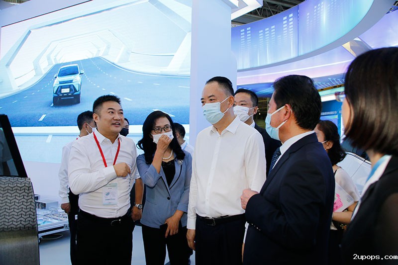 “宜宾造”亮相第八届成都国际汽车零配件及售后服务展览会_fororder_领导巡视宜宾展览馆-摄影-何芳